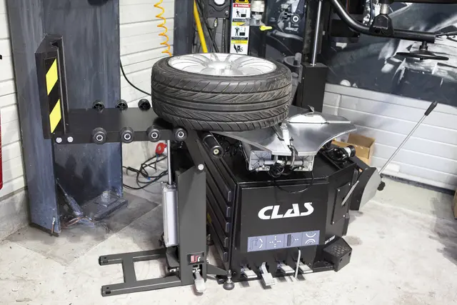 WHEEL LIFTER FOR TIRE CHANGER Clas 