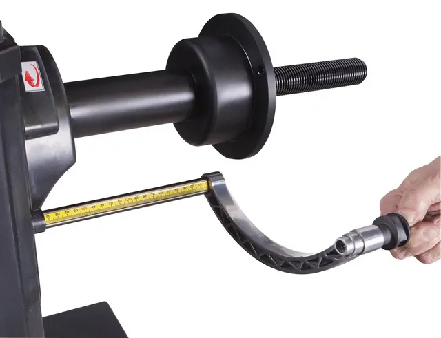 MOTORIZED WHEEL BALANCER WITH DIGITAL DI Clas 