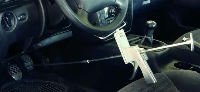 FOOT PEDAL OPERATED STEERING WHEEL LOCK Clas 