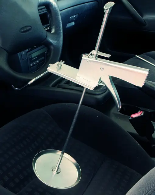FOOT PEDAL OPERATED STEERING WHEEL LOCK Clas 