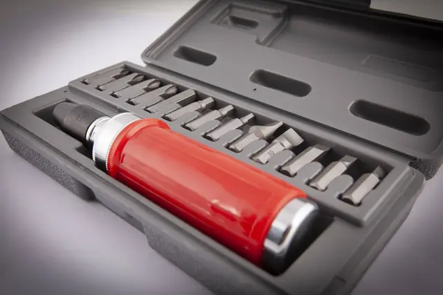 14 BIT STRIKING SCREWDRIVER SET Clas 