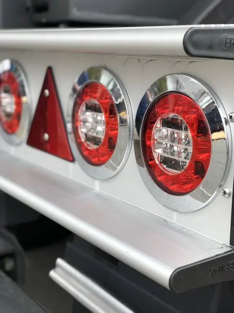 RED EYE BAKLYSLAMPE TÅKE/RYGGE Strands Lighting Division 