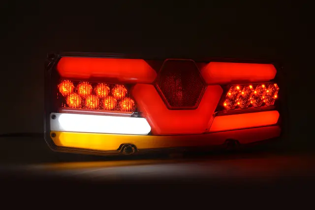 BAKLYSLAMPE HØYRE BIL Strands Lighting Division 