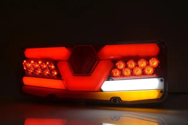 BAKLYSLAMPE VENSTRE BIL Strands Lighting Division 