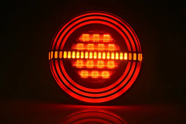 BAKLYSLYS 3 FUNKSJONER LED UNIVERSAL Strands Lighting Division 