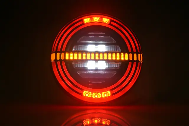 BAKLYSLYS 5 FUNKSJONER LED UNIVERSAL Strands Lighting Division 
