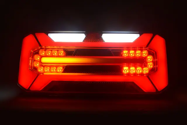 BAKLYSLYS 5 FUNKSJONER LED - HØYRE Strands Lighting Division 
