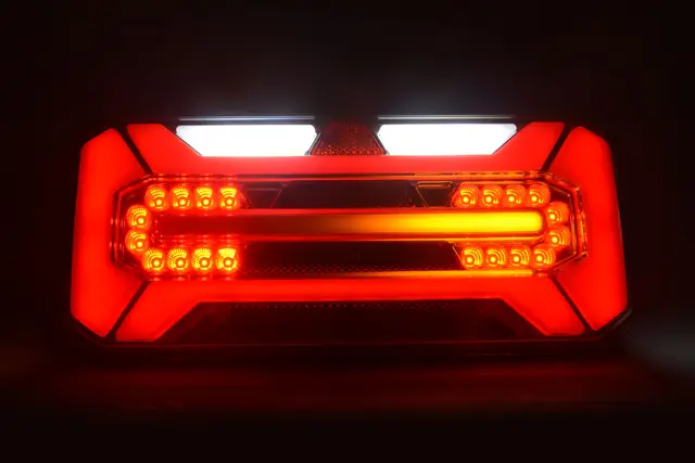 BAKLYSLYS 5 FUNKSJONER LED - VENSTRE Strands Lighting Division 
