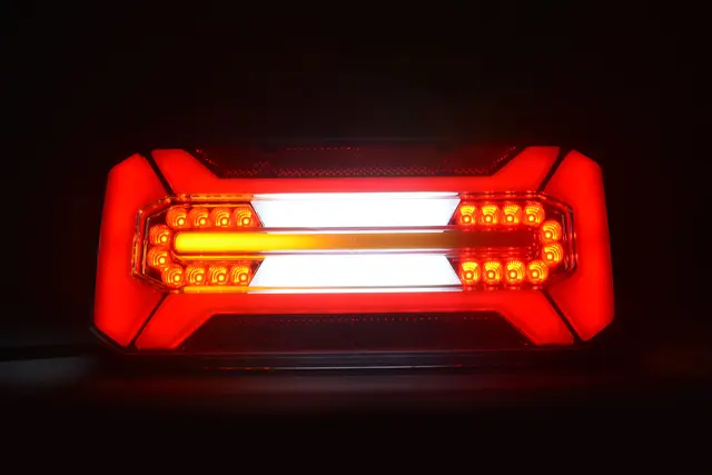 BAKLYSLYS 5 FUNKSJONER LED - UNIVERSAL Strands Lighting Division 